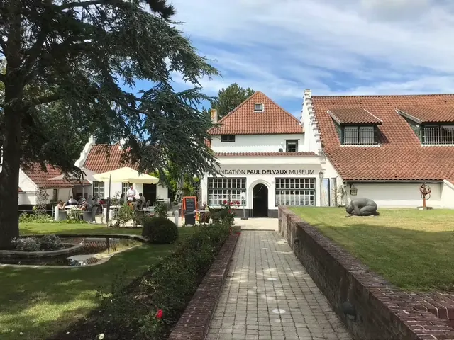 Het Paul Delvauxmuseum met zijn tuinpad en rode dakpannen.