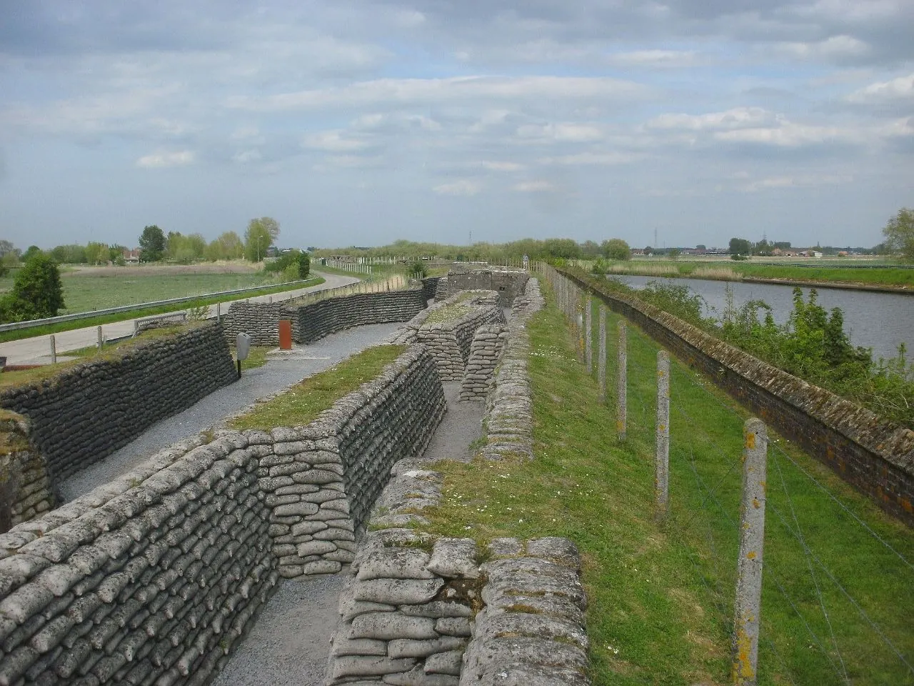 De zandzakken van de loopgraven in de Dodengang in Diksmuide.