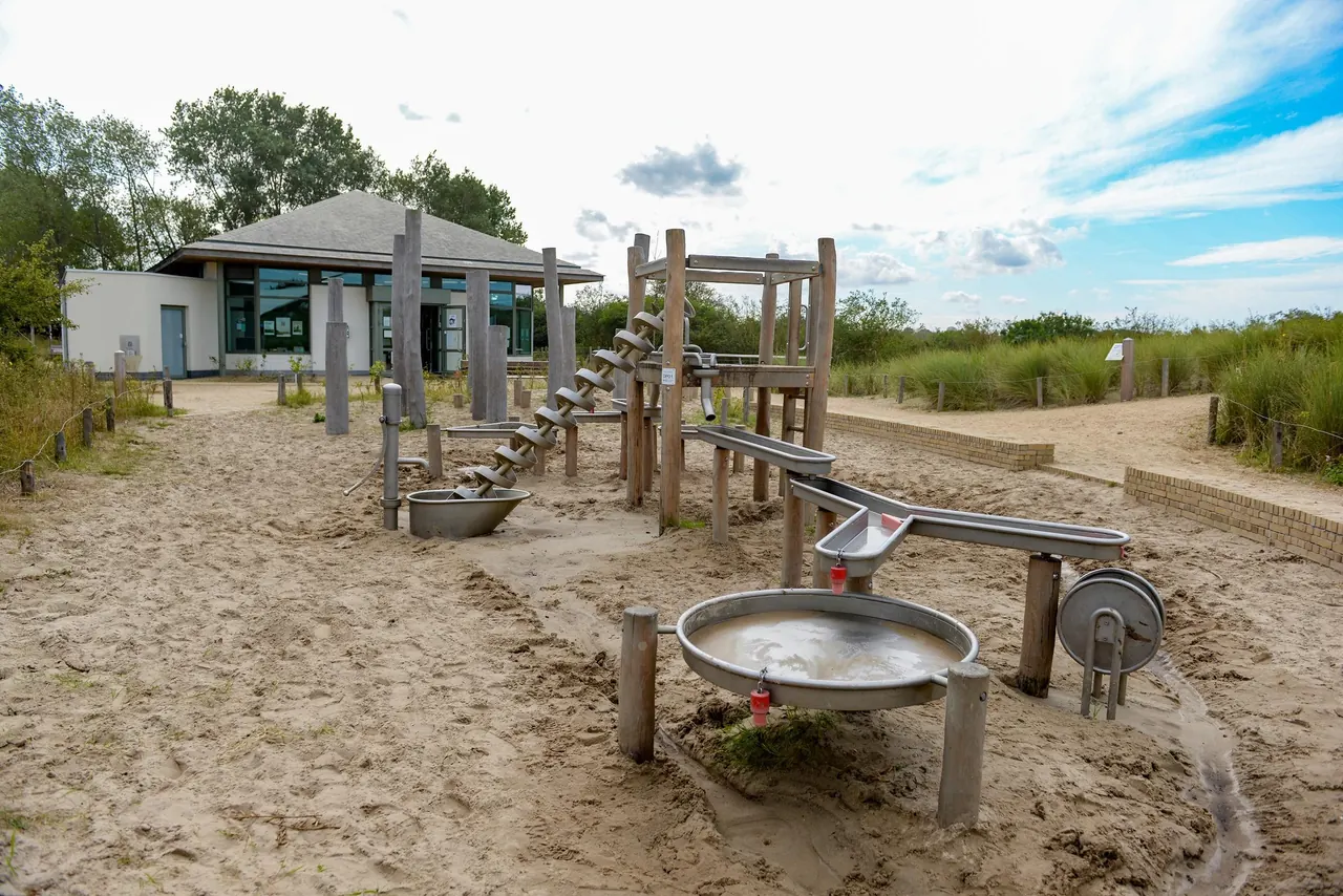De speel- en waterelementen aan bezoekerscentrum De Doornpanne.