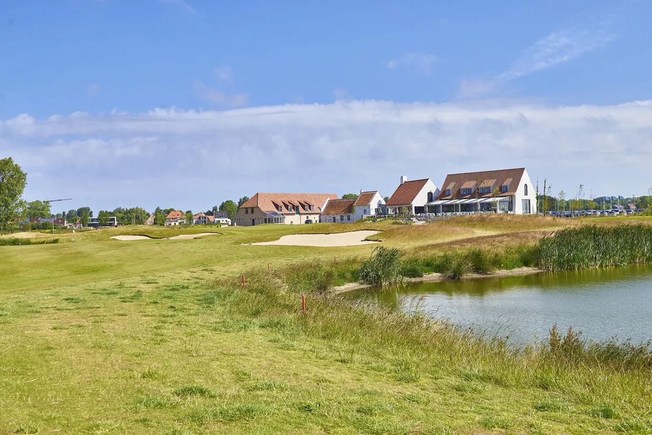 De golfbaan van Ter Hille met waterpartij en duinen.