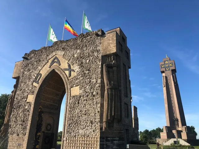 De Paxpoort en de IJzertoren in Diksmuide.