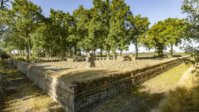 De Duitse militaire begraafplaats in Langemark onder hoge bomen.