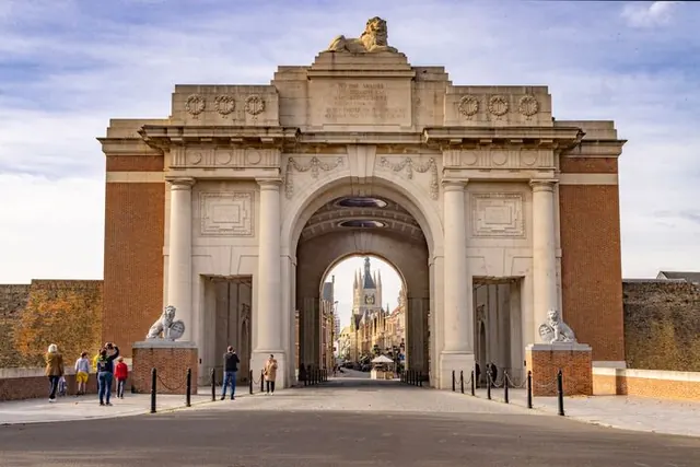 De Menenpoort in Ieper, waar elke avond de Last Post klinkt.