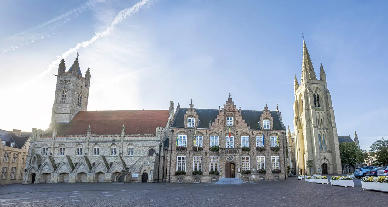 De markt van Nieuwpoort-Stad met de stadshalle en de kerktoren.