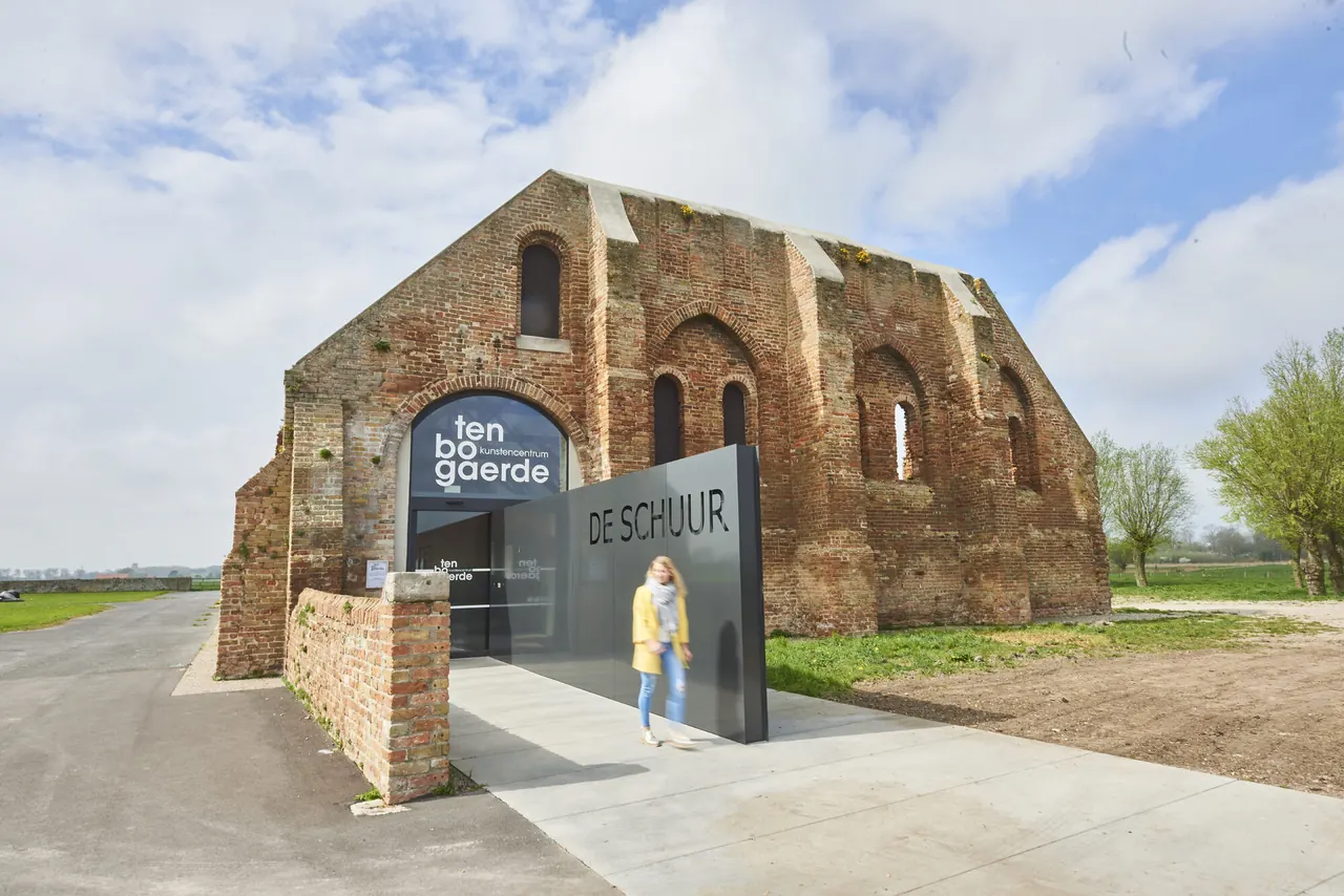 De historische schuur van Ten Bogaerde met glazen inkompaviljoen.
