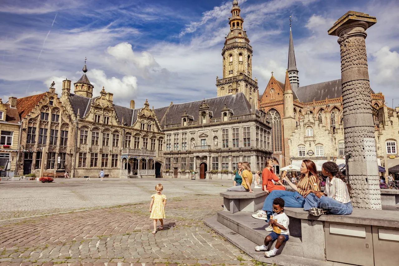 De historische Grote Markt van Veurne met stadhuis en belfort.