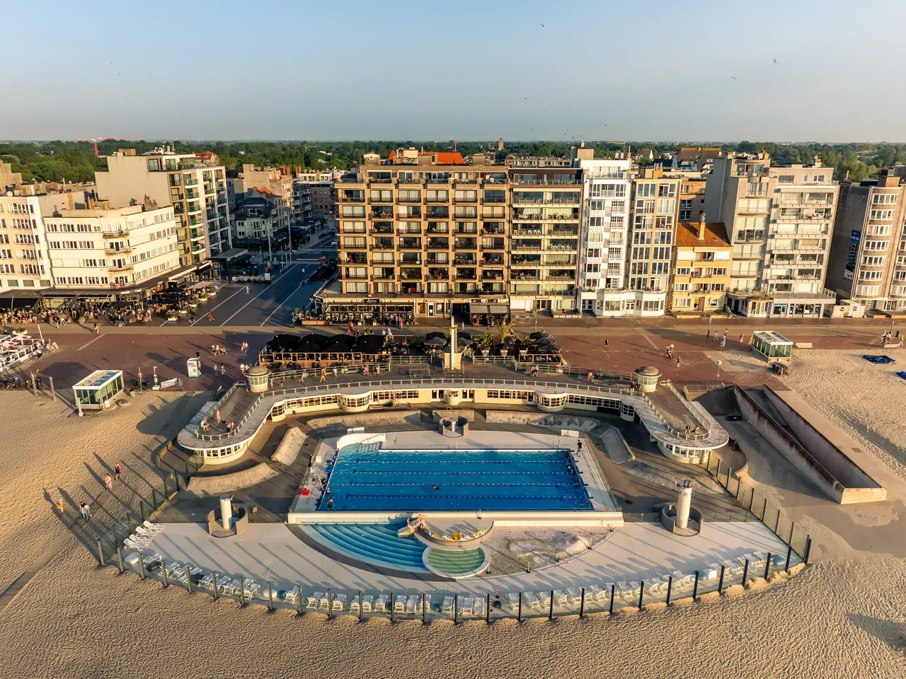 Het openluchtzwembad op het strand van Oostduinkerke, gezien vanuit de lucht.