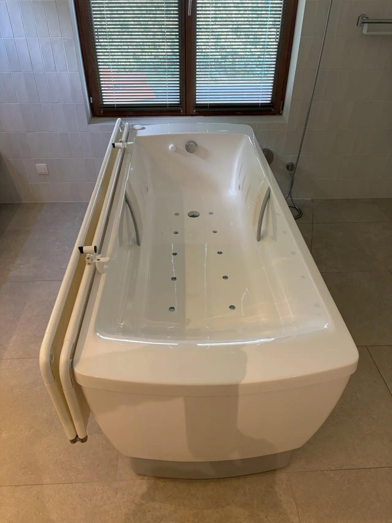 Het bad met actieve airspa-bubbels voor ontspanning.