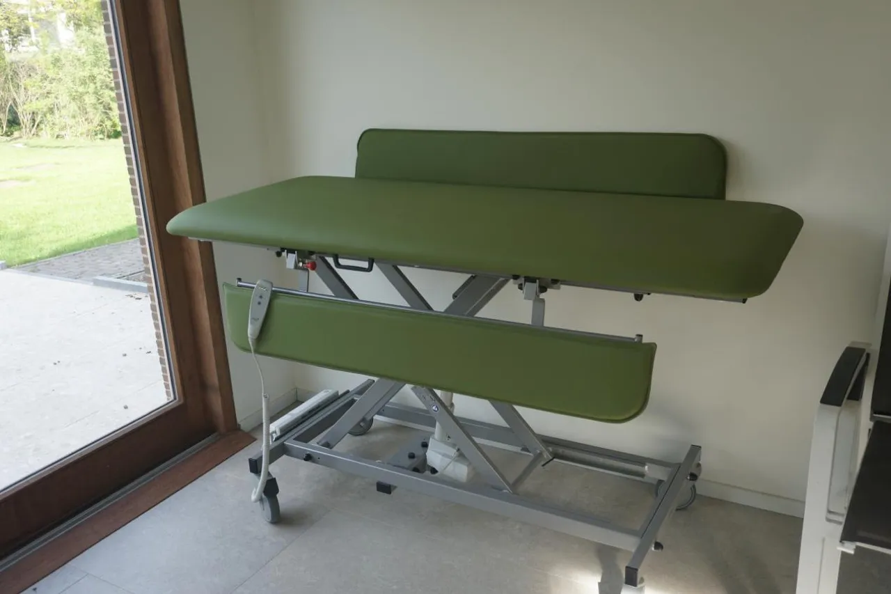 De zorgtafel elektrisch op hoogte gebracht.