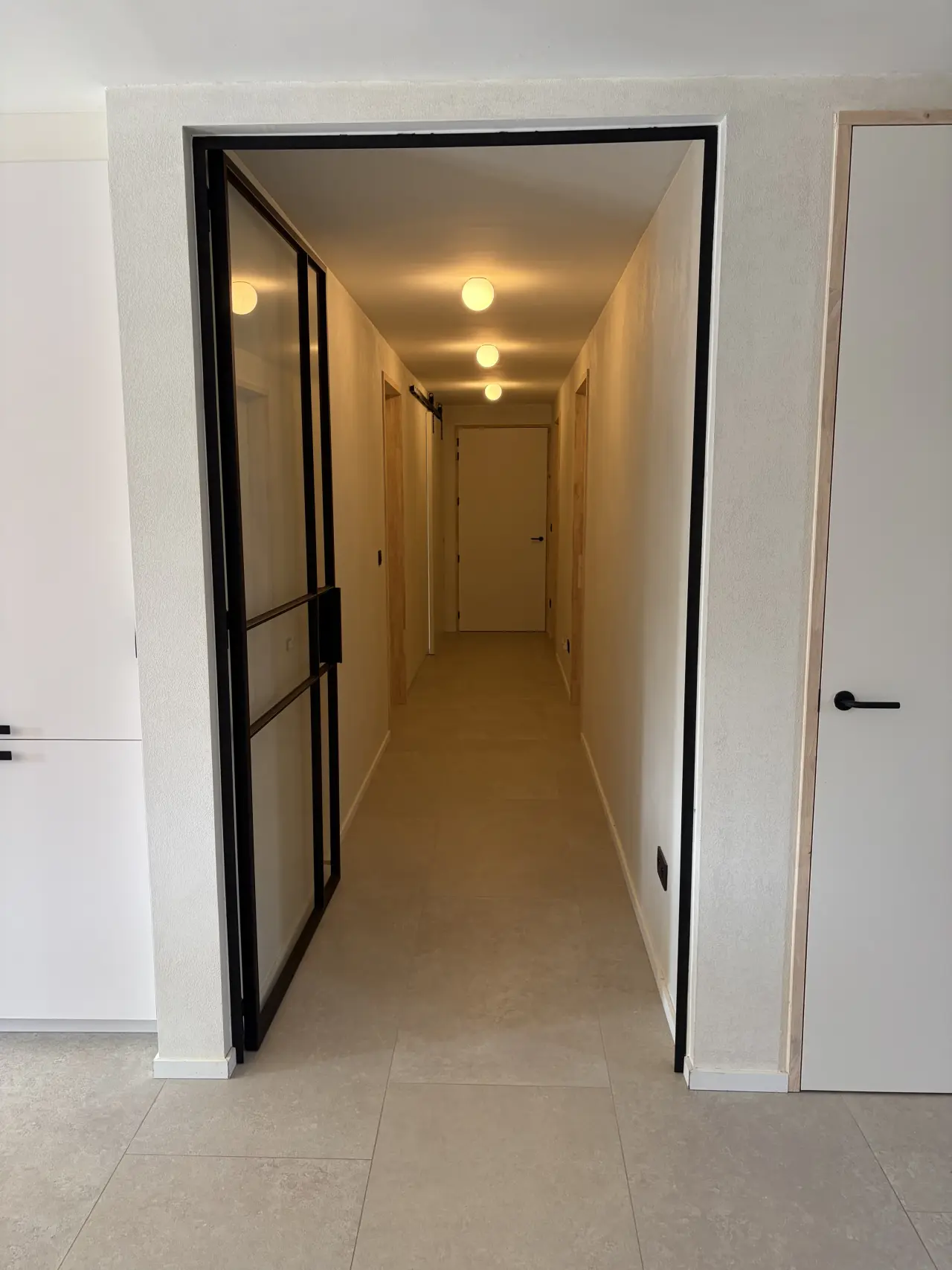 De brede gang van 122 cm die door het gelijkvloers loopt.