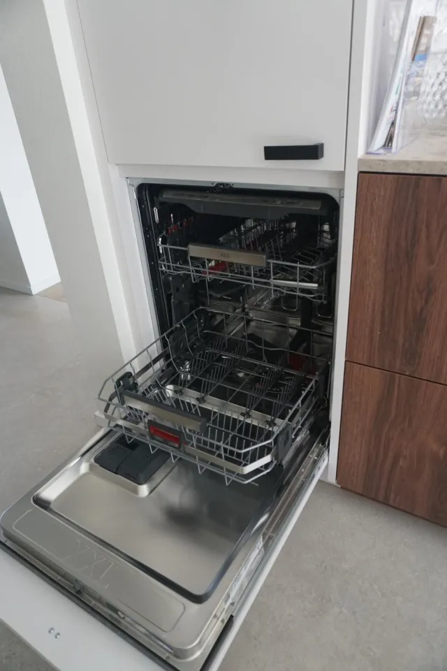 De vaatwasser met uitgeschoven verstelbare werklade voor vlot in- en uitladen.