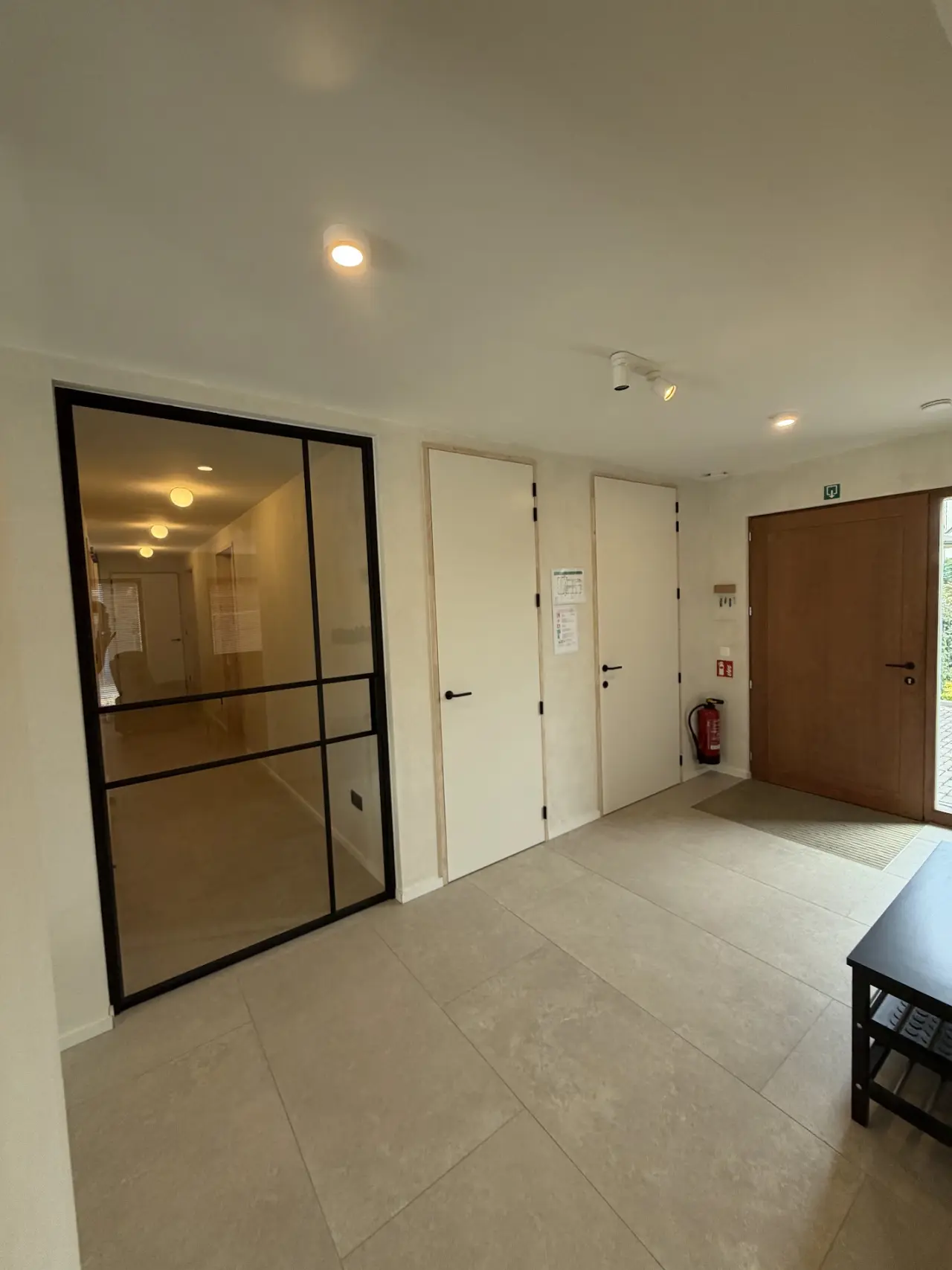 De ruime inkomhal bij het binnenkomen van de woning.